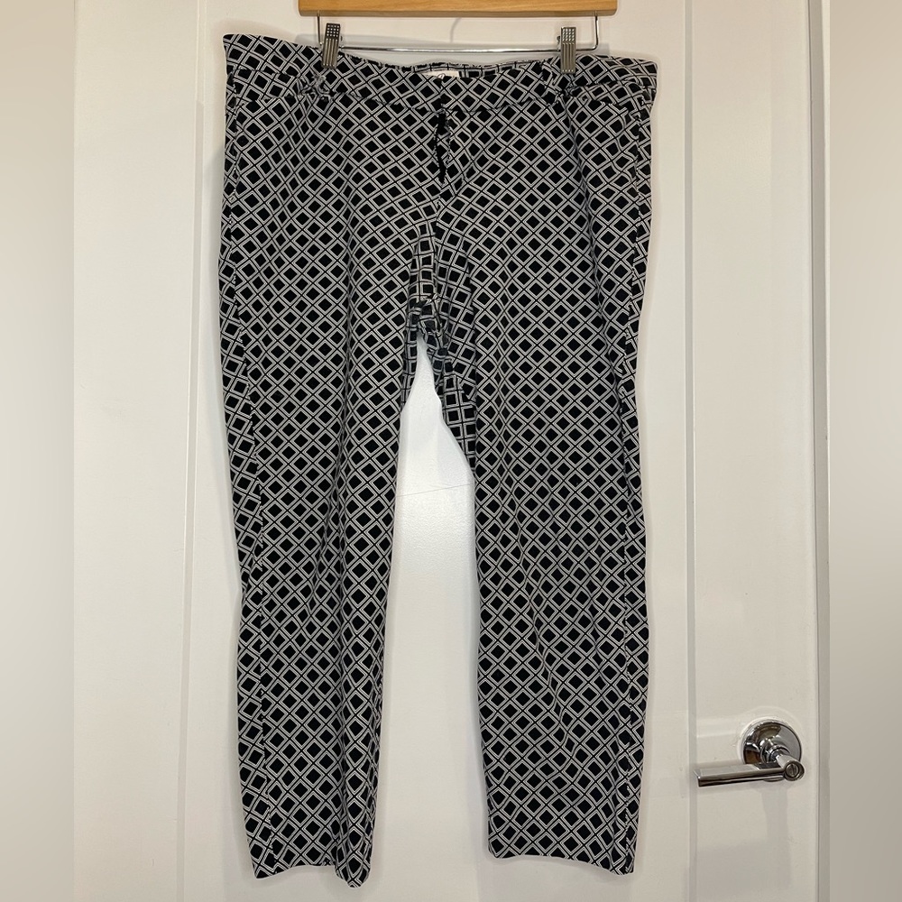 Old Navy Pixie Pants woman’s size 16 in black and white